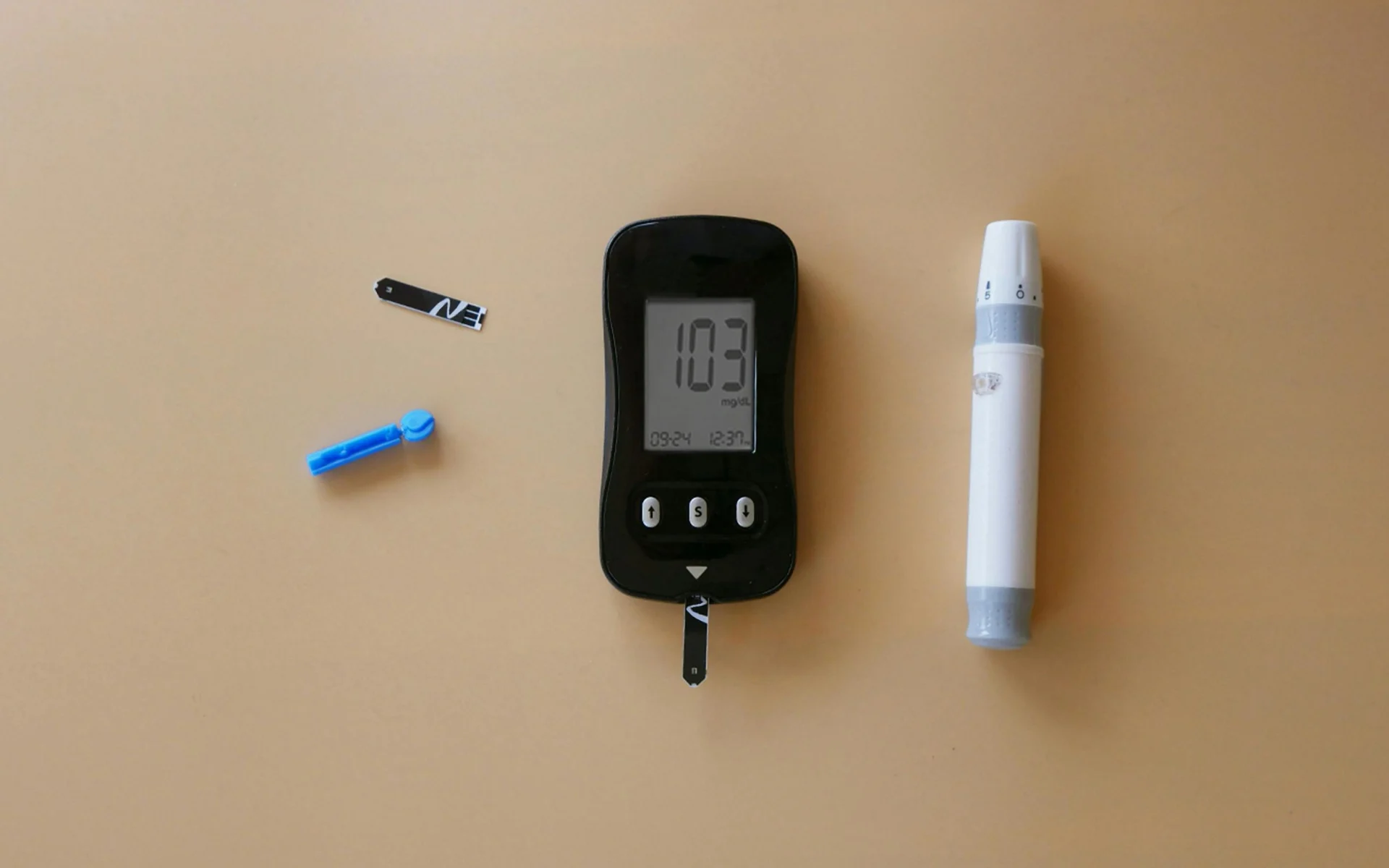 Medidor de glicemia com fita e lancetador