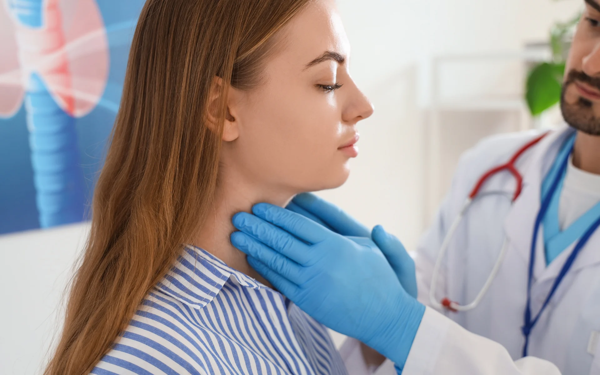 Médico examinando a tireoide de uma paciente