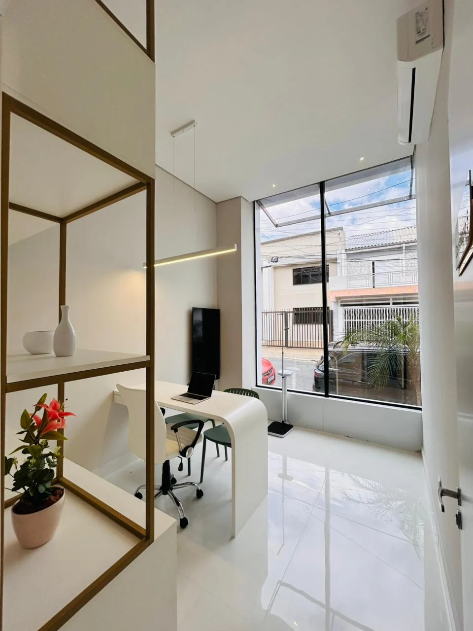 Consultório com vista para a rua