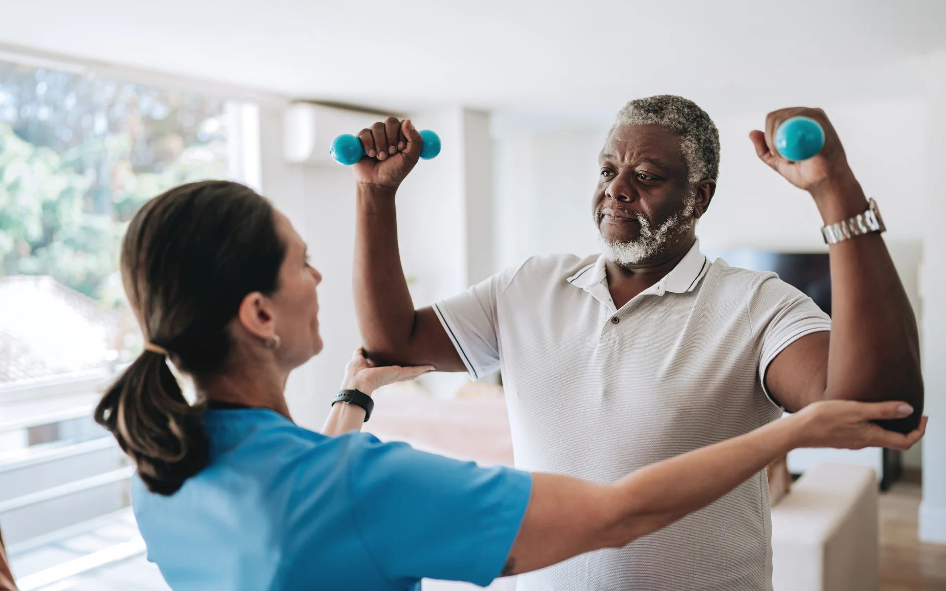 Sessão de reabilitação com exercícios no solo e bola