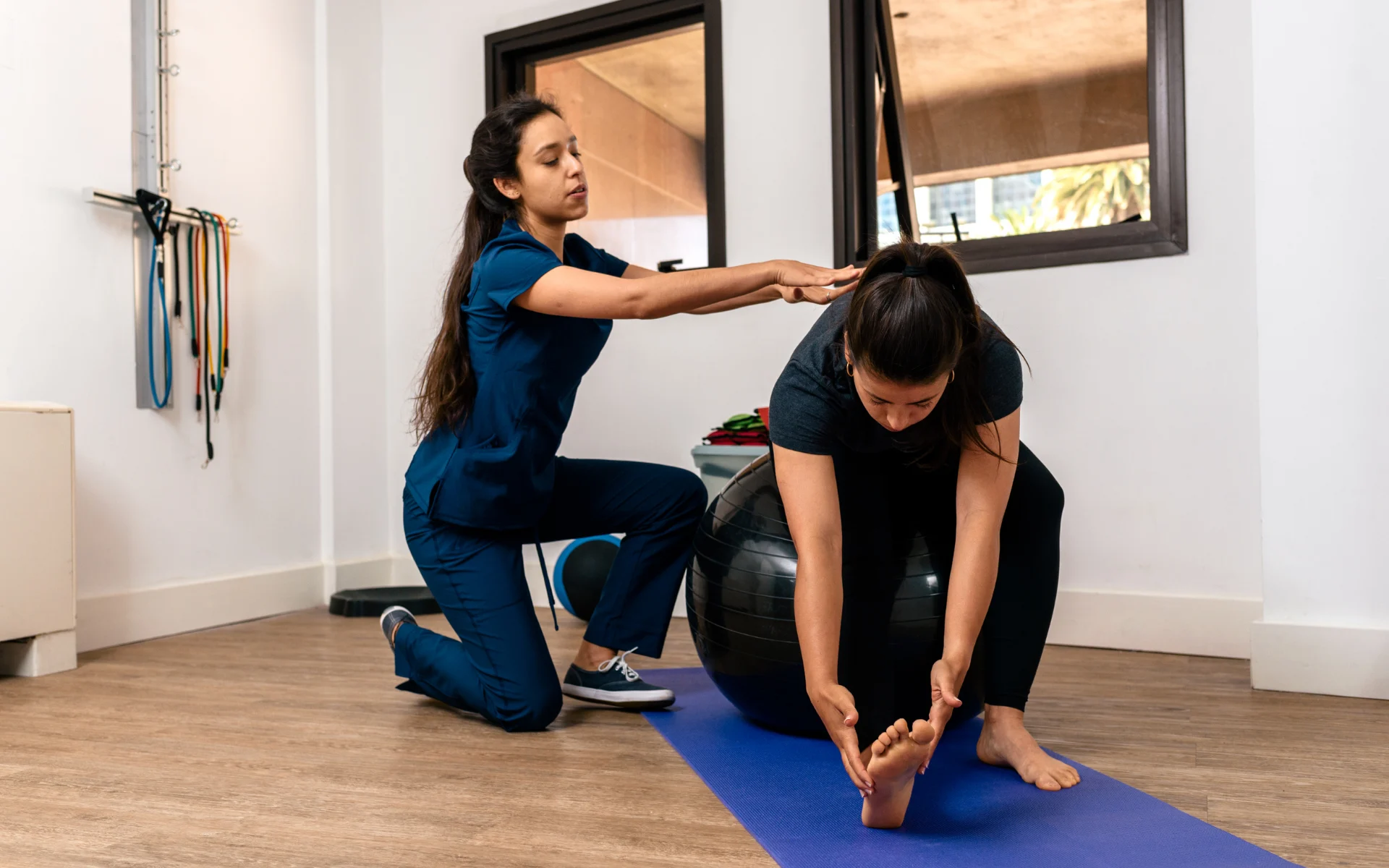 Paciente em reabilitação com halteres orientado por fisioterapeuta